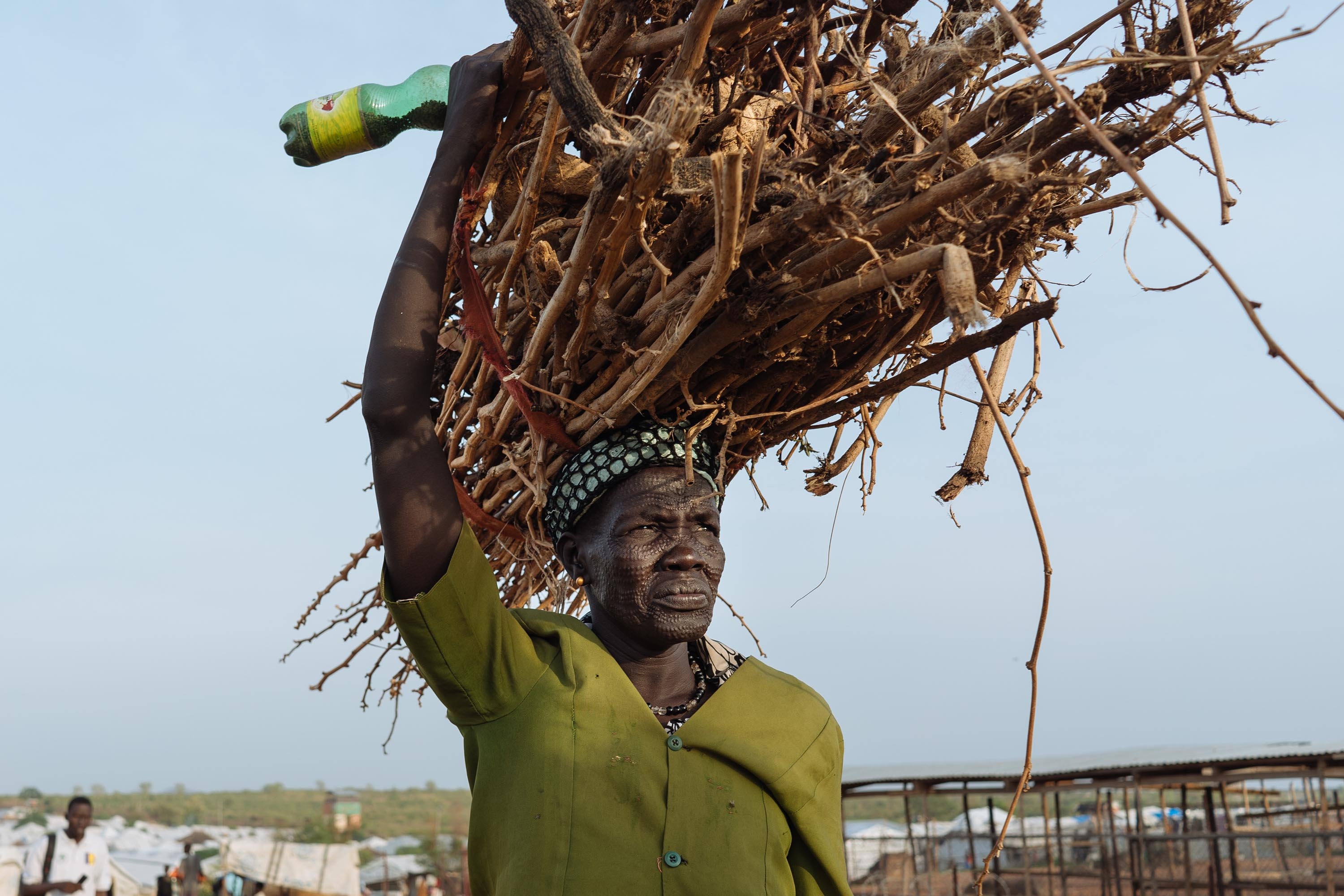 Phu nu Nam Sudan vao rung lay cui: Bi cuong hiep hay ca nha nhin doi hinh anh