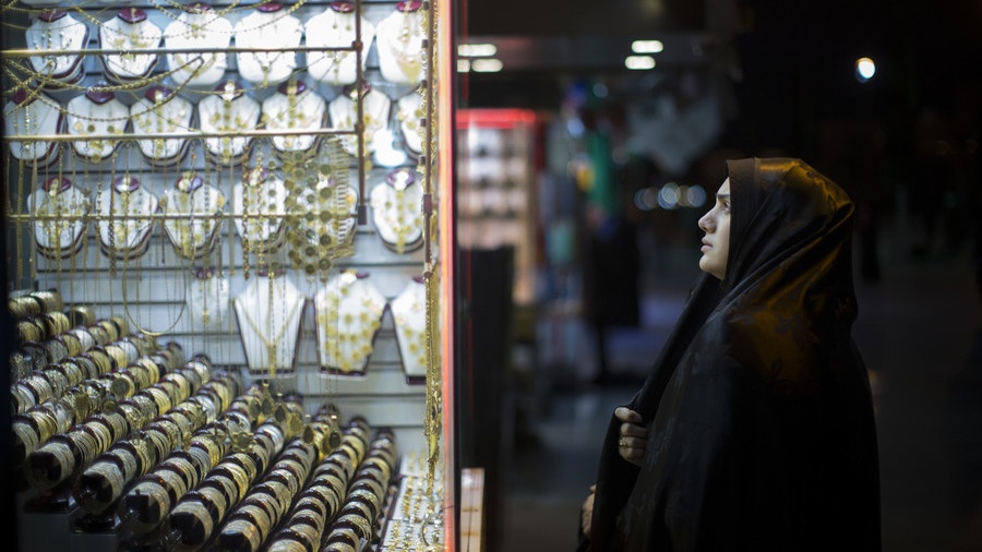 Nguoi Iran mua vang phong than truoc lenh trung phat moi cua My hinh anh