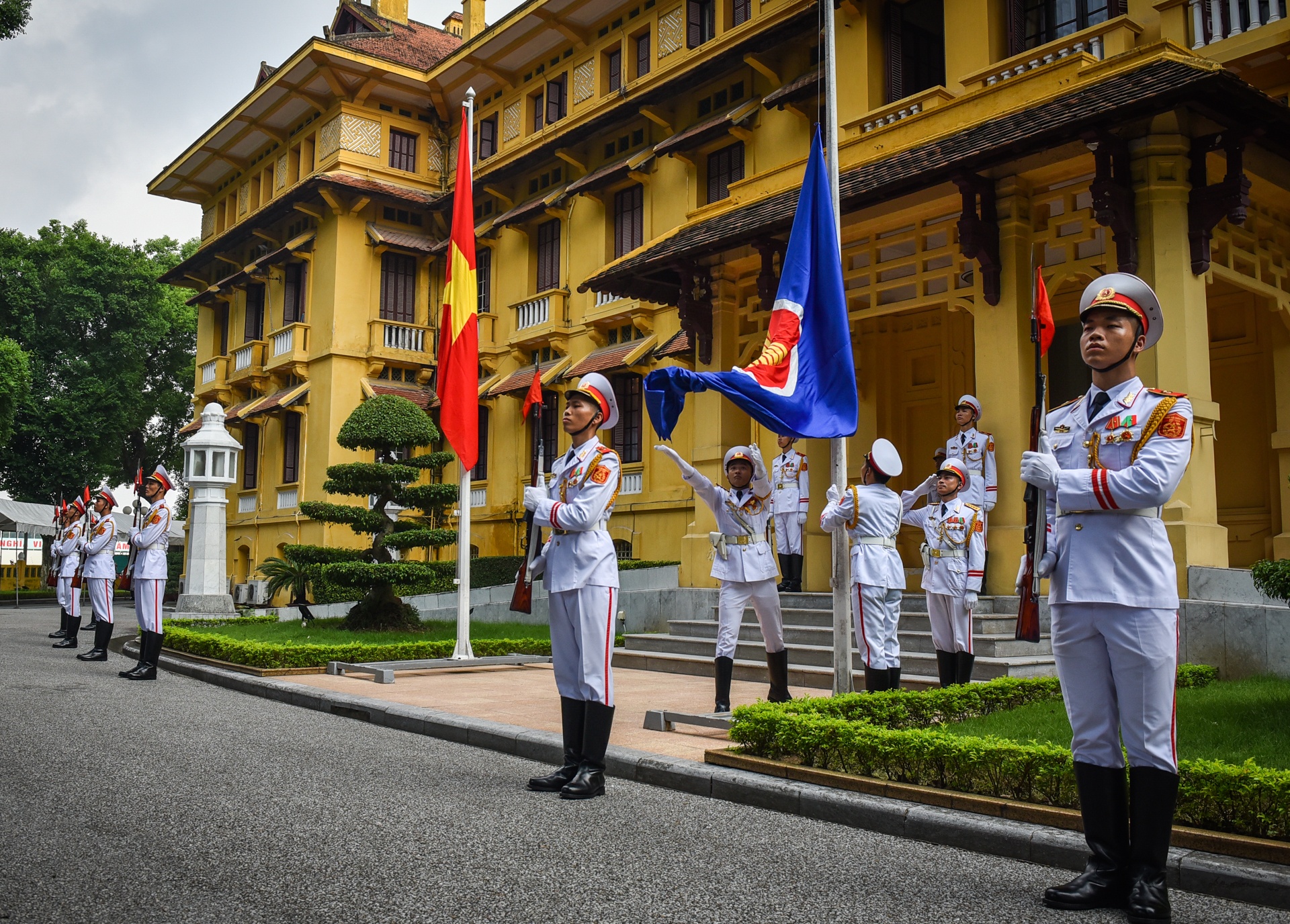 Co ASEAN tung bay trong le thuong co ky niem 51 nam thanh lap hinh anh