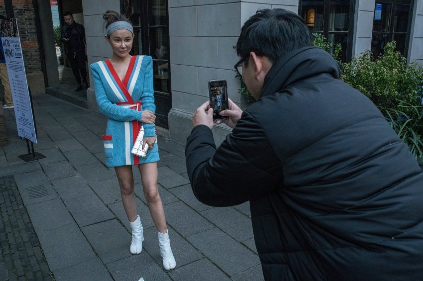 Nganh mai moi Trung Quoc ‘hai ra tien’ tu 200 trieu nguoi doc than hinh anh