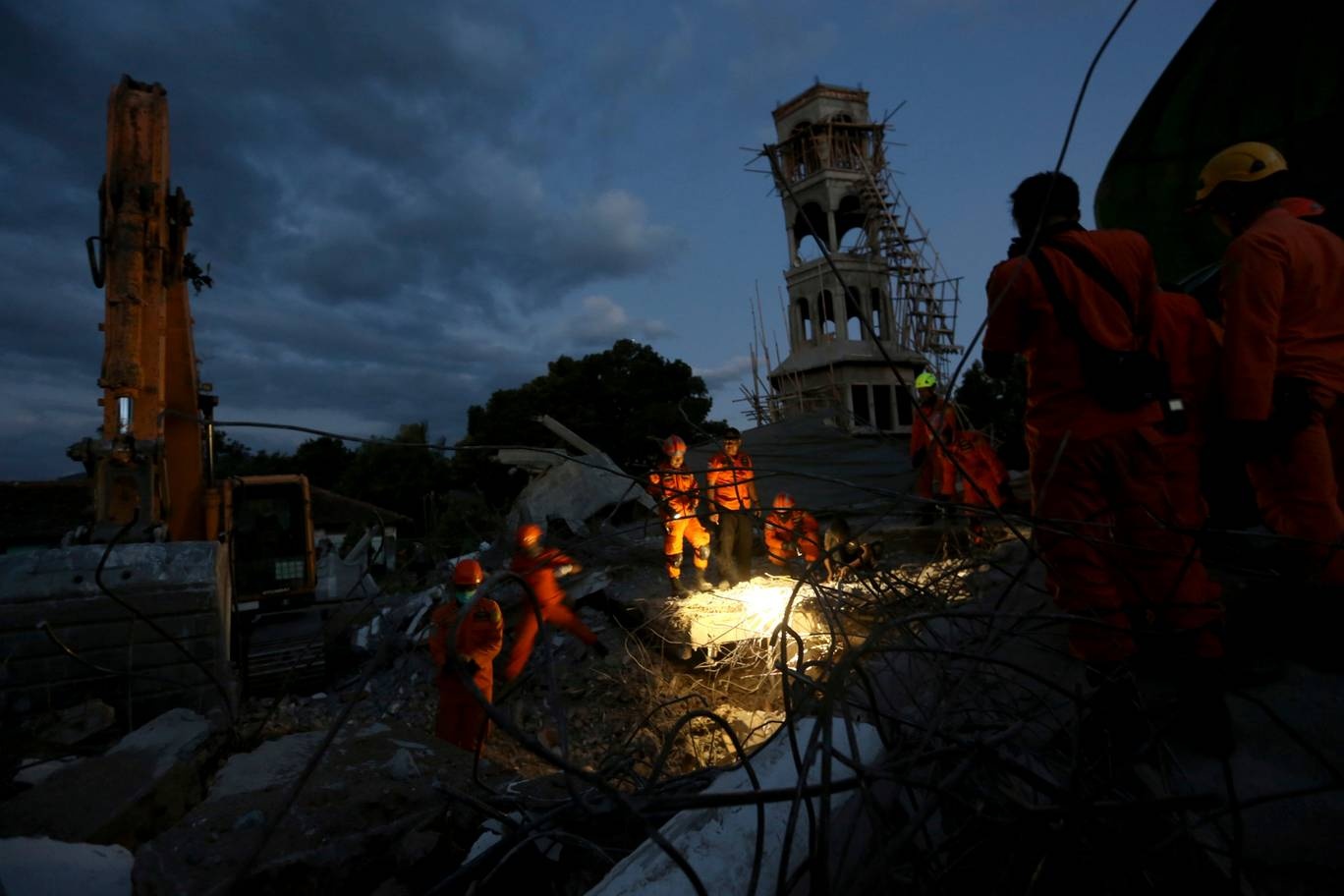 toan canh 3 tran dong dat Indonesia anh 2