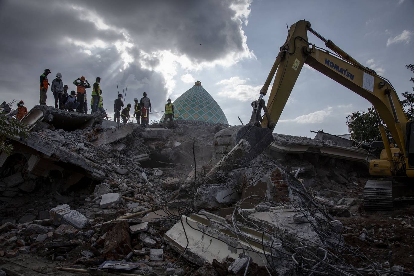 Lombok, Indonesia, hoang tan sau 3 tran dong dat lien tiep hinh anh