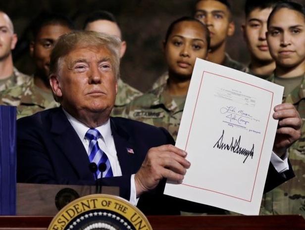 TT Trump phe chuan du luat quoc phong 716 ty USD hinh anh