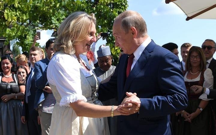 Tong thong Putin khieu vu tai dam cuoi cua ngoai truong Ao hinh anh