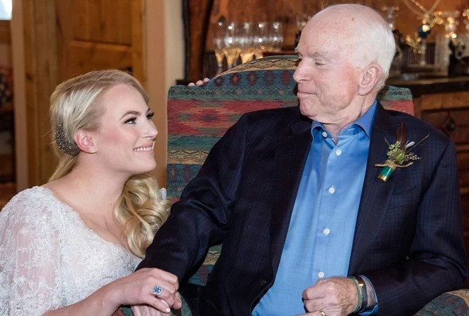 Loi chia se xuc dong cua 'co con gai be bong' voi TNS John McCain hinh anh