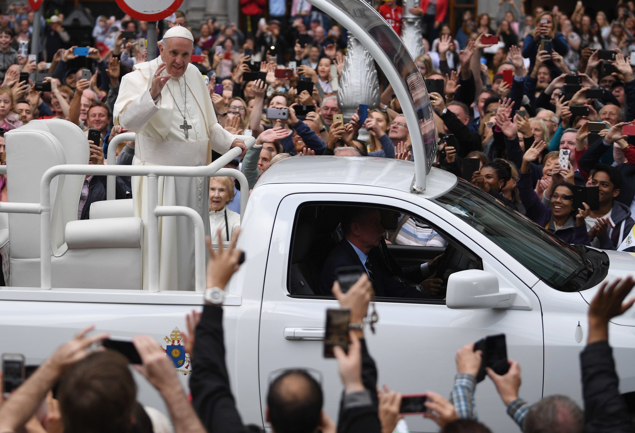 linh muc xam hai tinh duc tre em anh 2