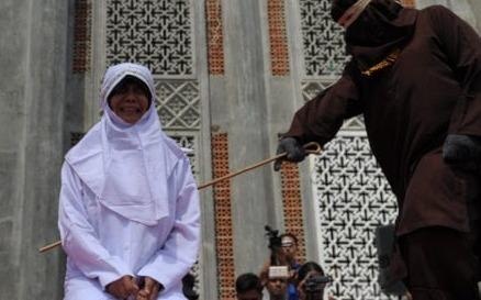 Cong dong LGBT tai Malaysia nom nop lo so sau vu phat danh cong khai hinh anh