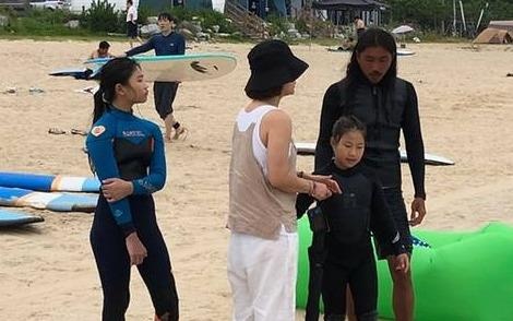 Nguoi Han Quoc do xo di luot song gan khu vuc phi quan su lien Trieu hinh anh