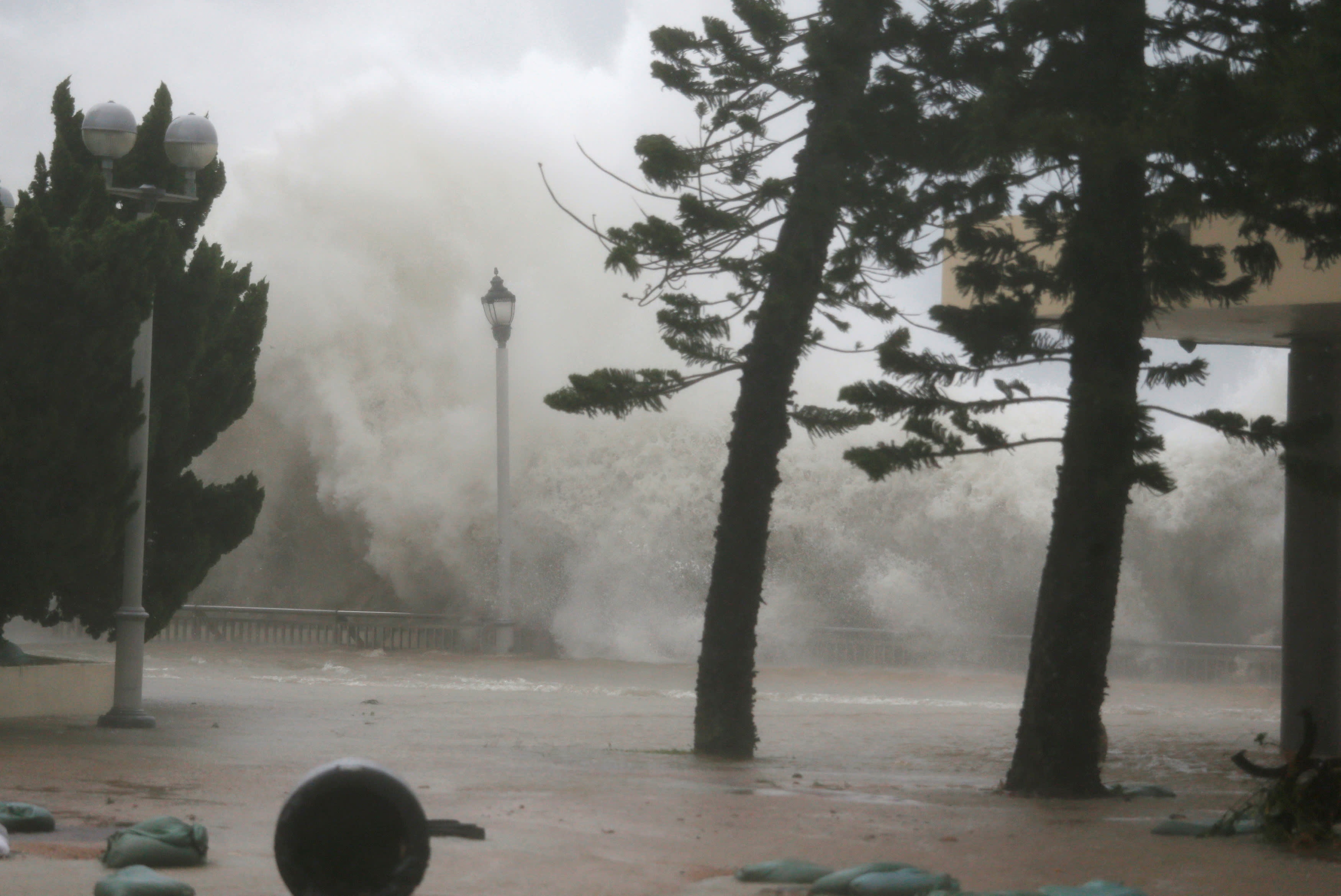 Song cao 4 m, gio quat cay nghieng nga trong bao Mangkhut o Hong Kong hinh anh