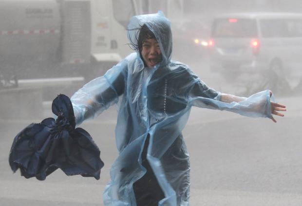 Nguoi Hong Kong giua tam bao Mangkhut: 'Kinh cua so chi chuc vo ra' hinh anh