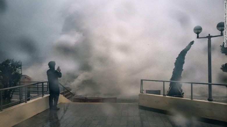 Sieu bao Mangkhut ap vao Hong Kong, Quang Dong, gio giat 250 km/h hinh anh