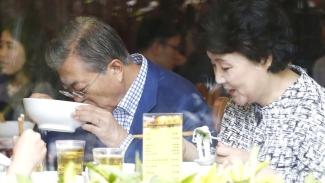 TT Moon ‘ngoai giao nha hang’ - tu pho VN toi hai san tai Trieu Tien hinh anh