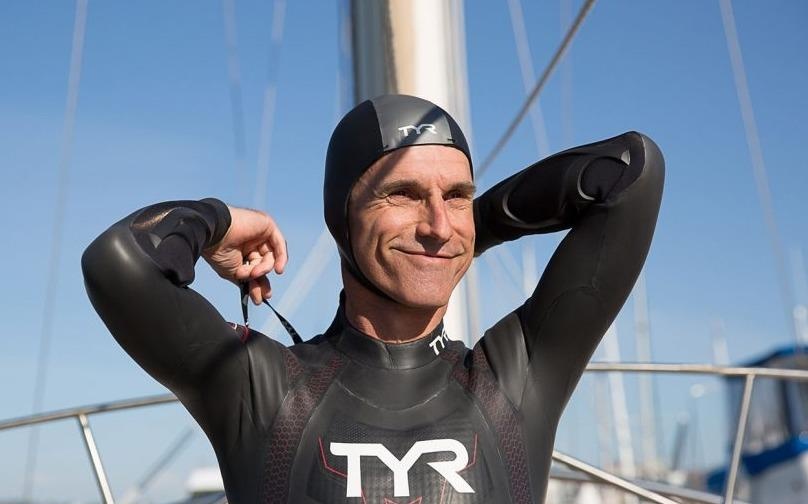 Nguoi dan ong boi qua Thai Binh Duong sap cham moc 1/5 quang duong hinh anh