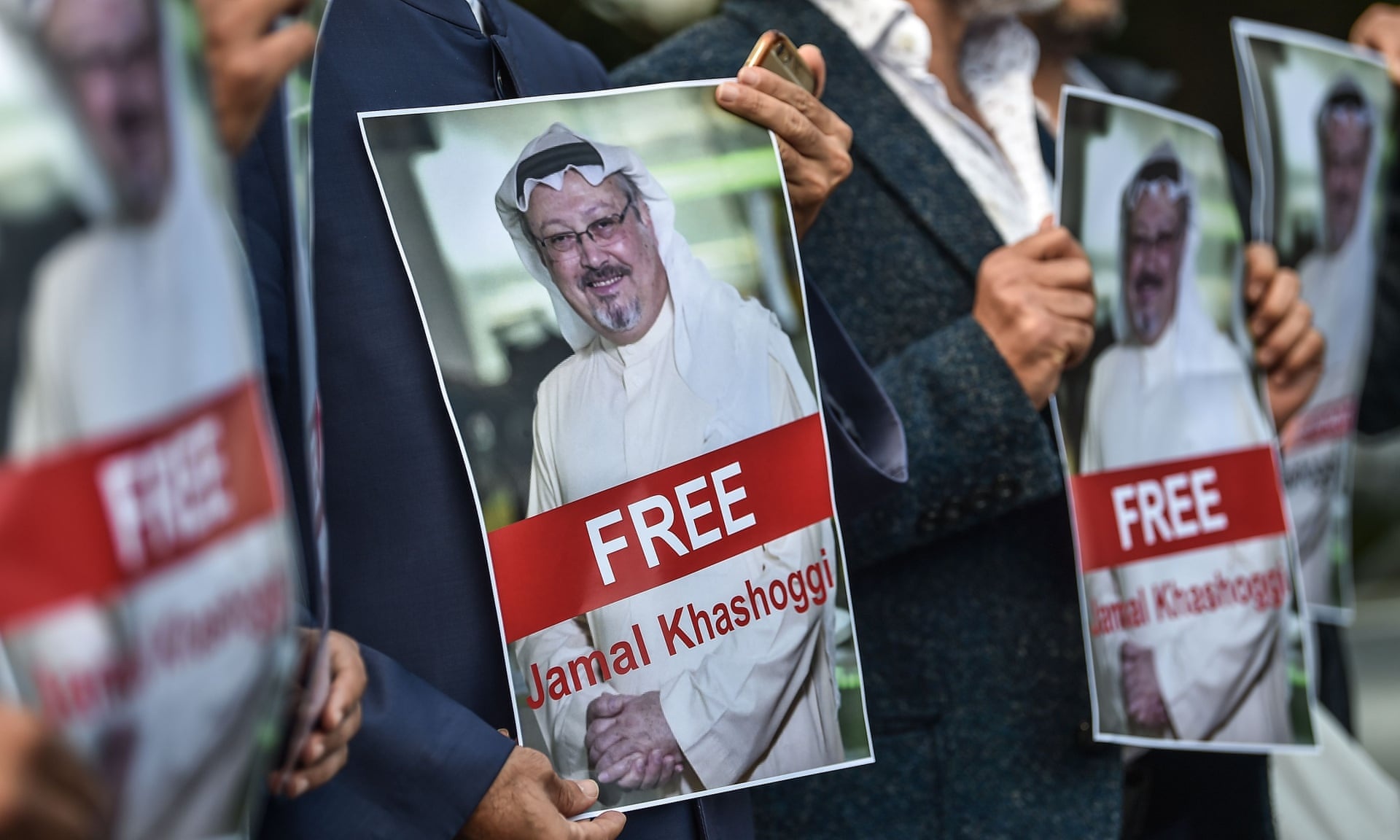 Tho Nhi Ky truy lung xe cho thi the nha bao Saudi hinh anh