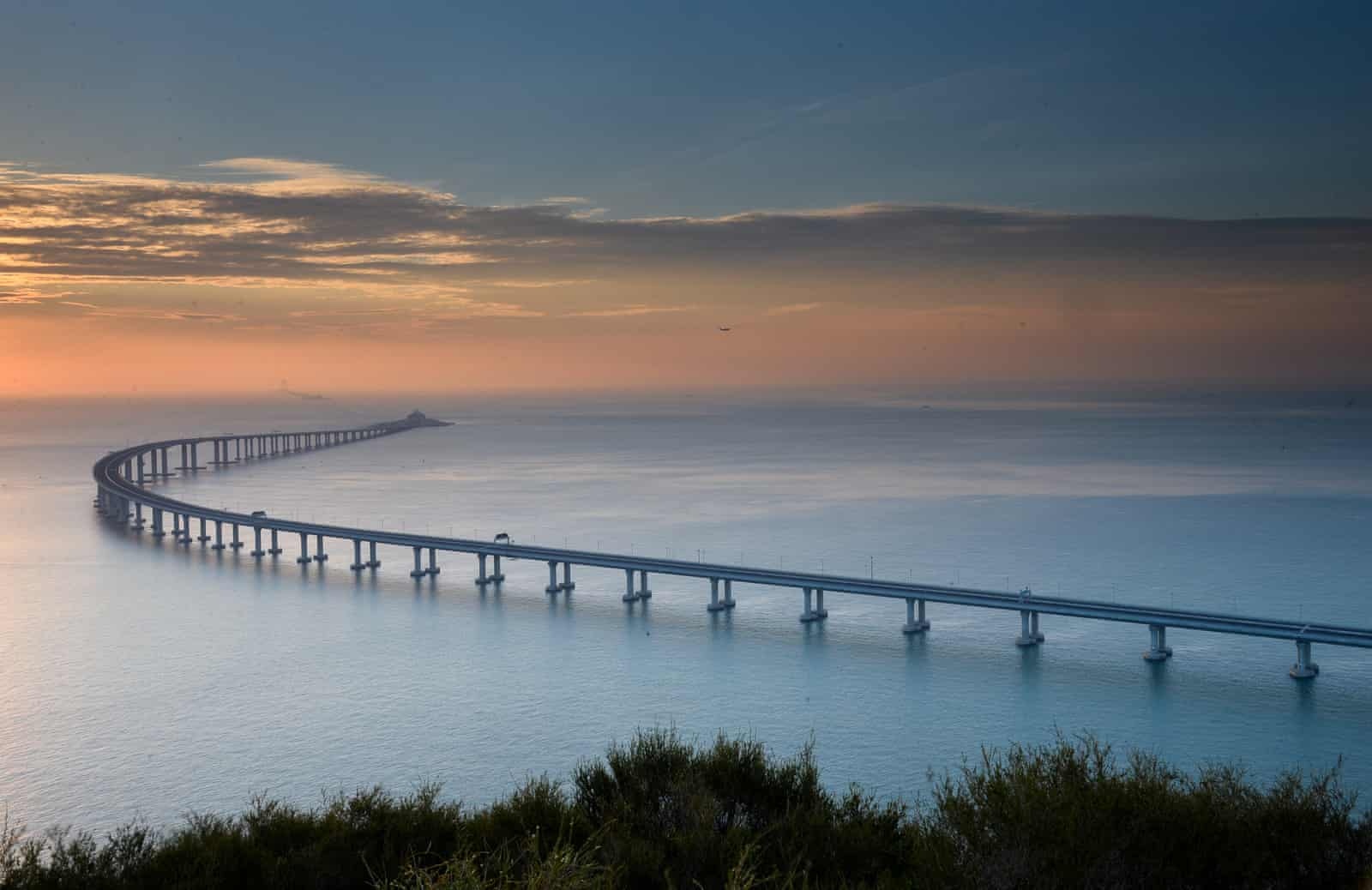 Can canh cau vuot bien dai nhat the gioi sap thong xe sau 1 thap nien hinh anh