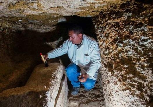 Buon lau co vat o Ai Cap - ke trom, quan chuc va 3 ty USD do co hinh anh