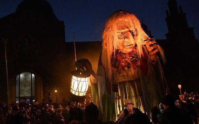 Tu A sang Au, 'ma quy' va 'phu thuy' dua nhau xuong pho mua Halloween hinh anh