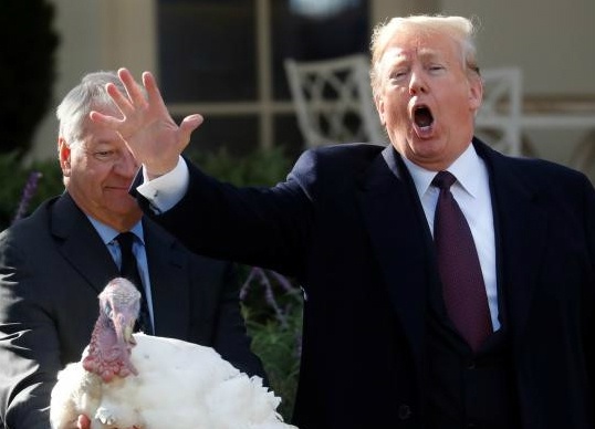 TT Trump an xa ga tay truoc le Ta on va noi moc dang Dan chu hinh anh