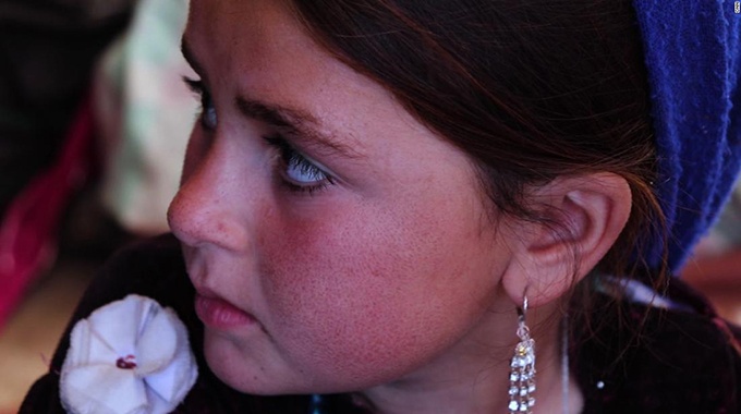 Nguoi me Afghanistan ban con gai 6 tuoi de ca gia dinh co do an hinh anh