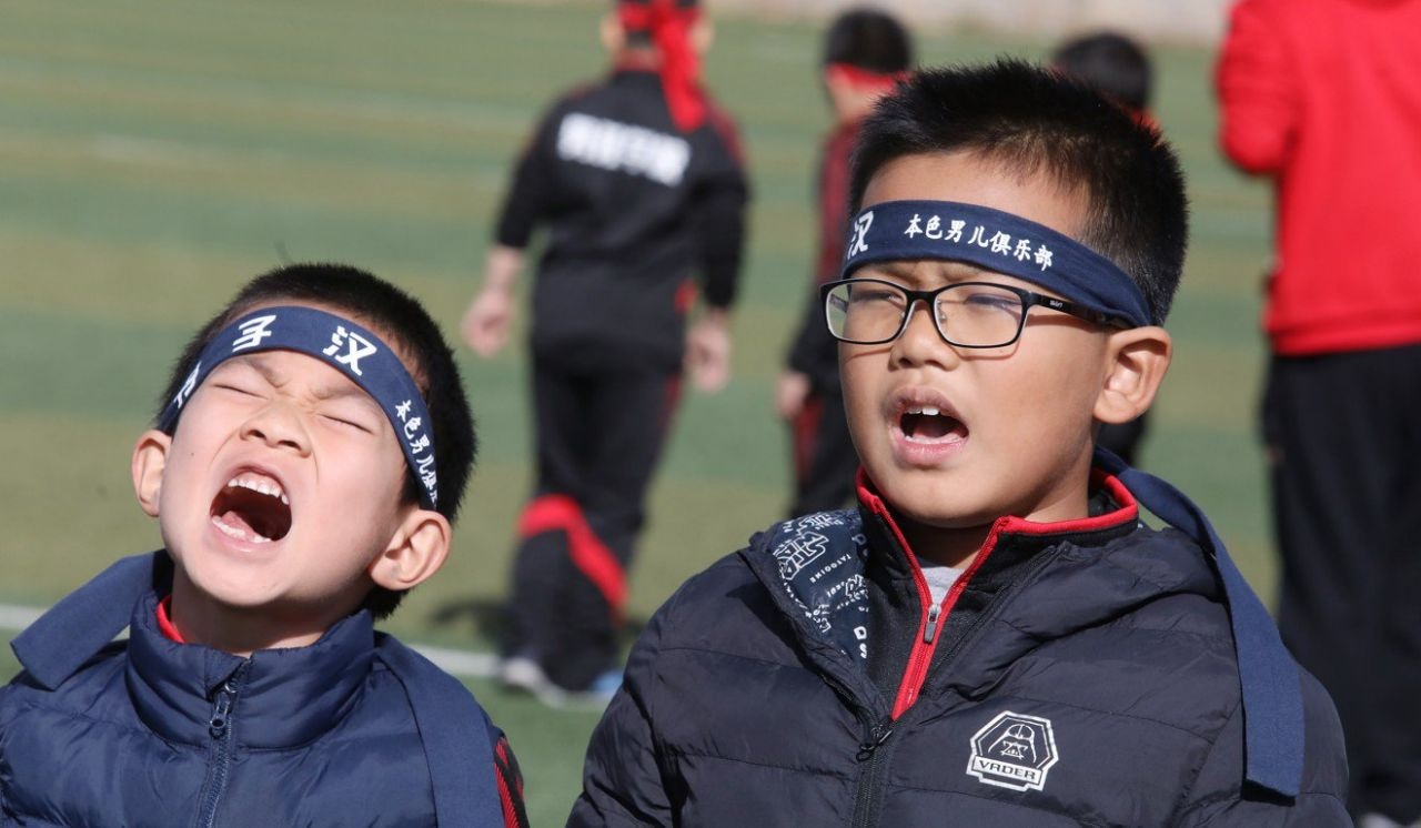 truong huan luyen be trai anh 10