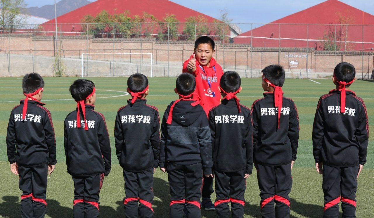 truong huan luyen be trai anh 7