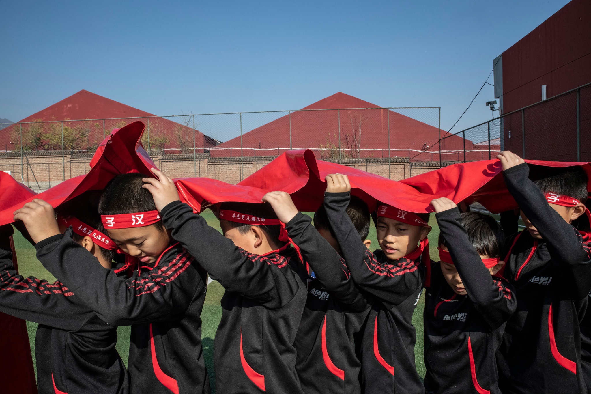 truong huan luyen be trai anh 9