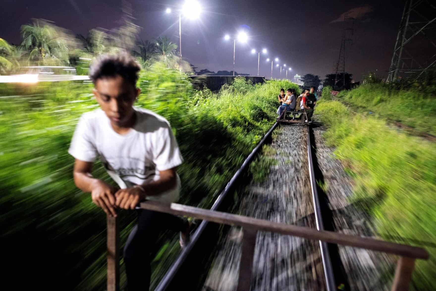 Nhung nguoi ne tau, day xe thue tren duong ray o Philippines hinh anh