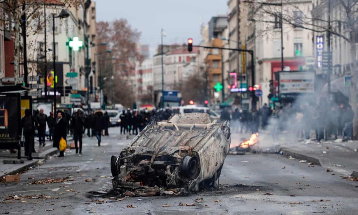 hoc sinh phong toa truong hoc bieu tinh tai Phap anh 2