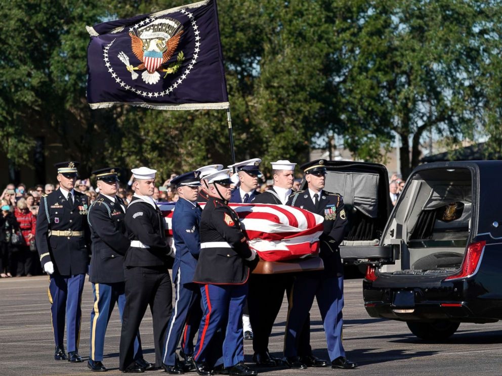 21 phat dai bac tien dua cuu tong thong Bush 'cha' tai Washington hinh anh