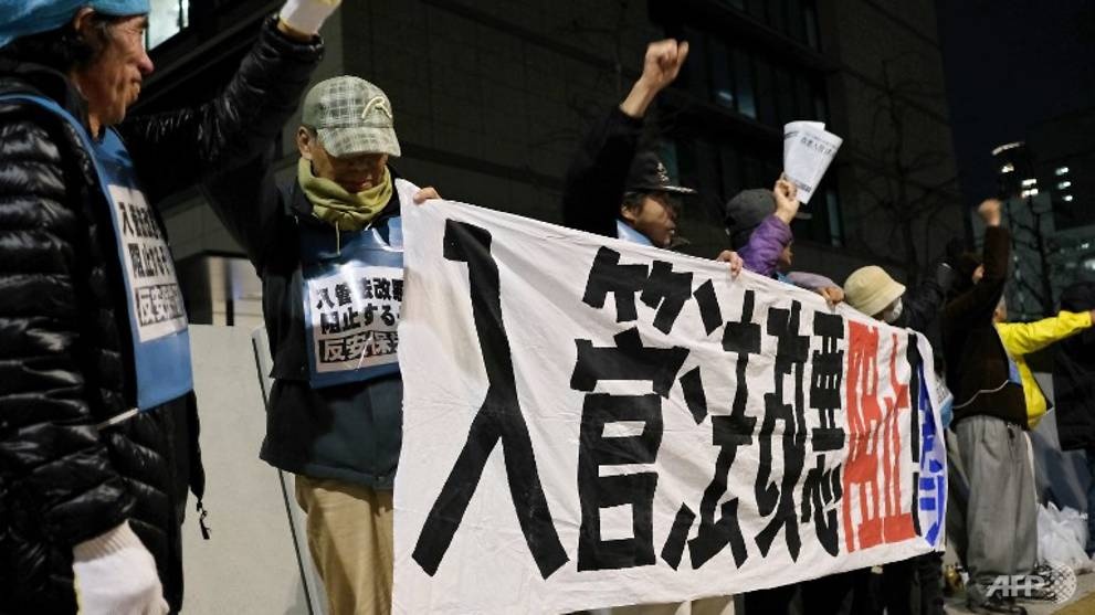 Bat chap tranh cai, Nhat thong qua luat nhan them lao dong nuoc ngoai hinh anh