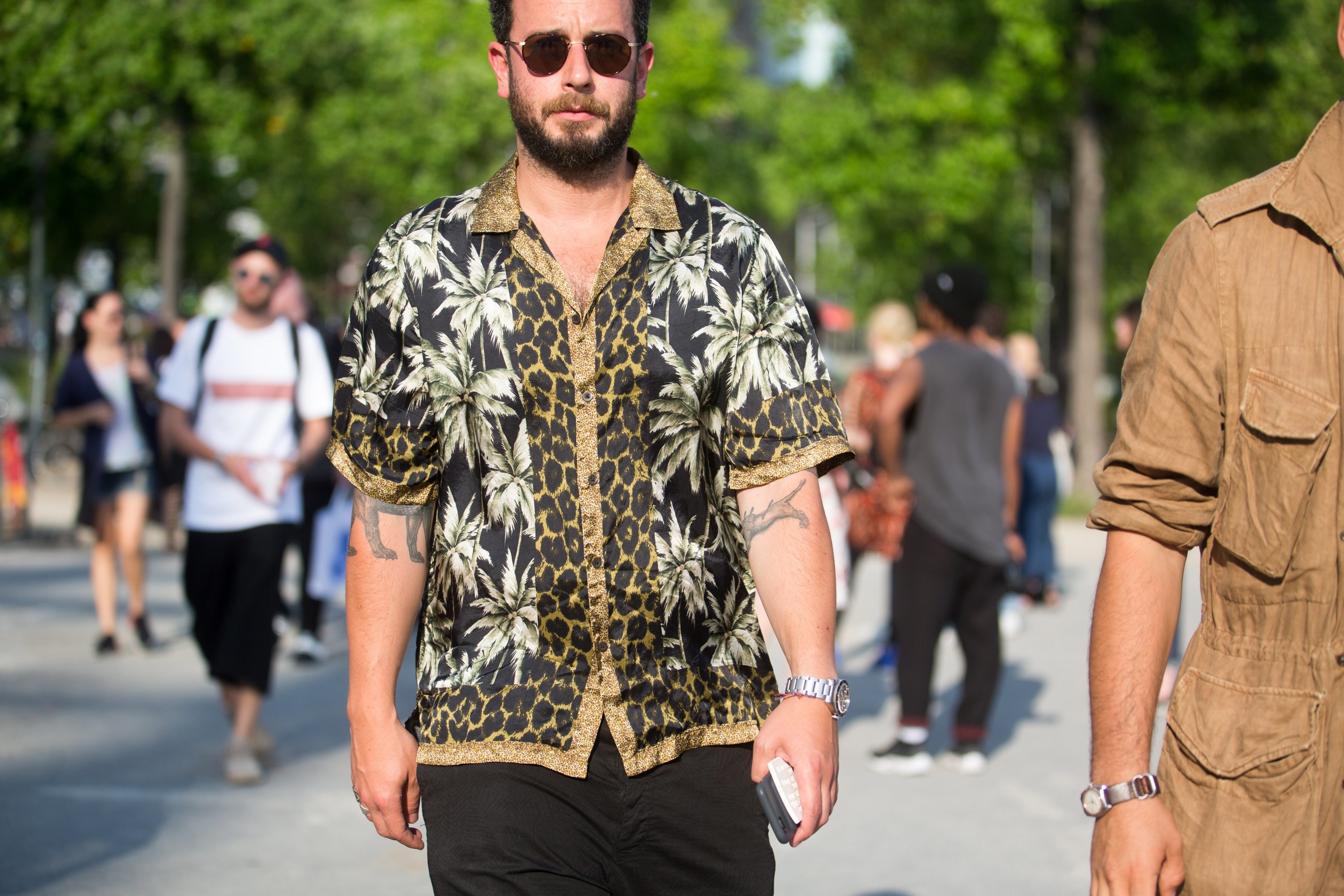 Cach mac ao so mi hoa tiet tre trung va thoi thuong danh cho nam gioi hinh anh