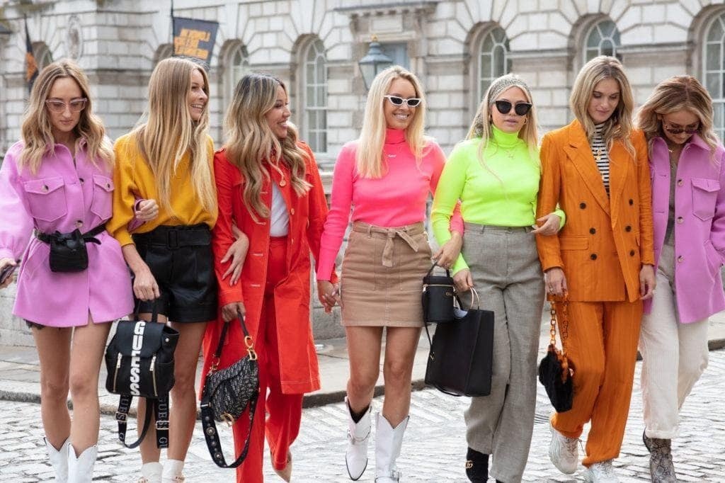 Thong diep den tu mau sac trang phuc trong ngay dau nam moi hinh anh