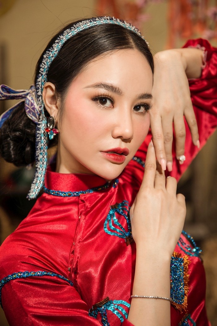 trang diem khi dien ao dai anh 10