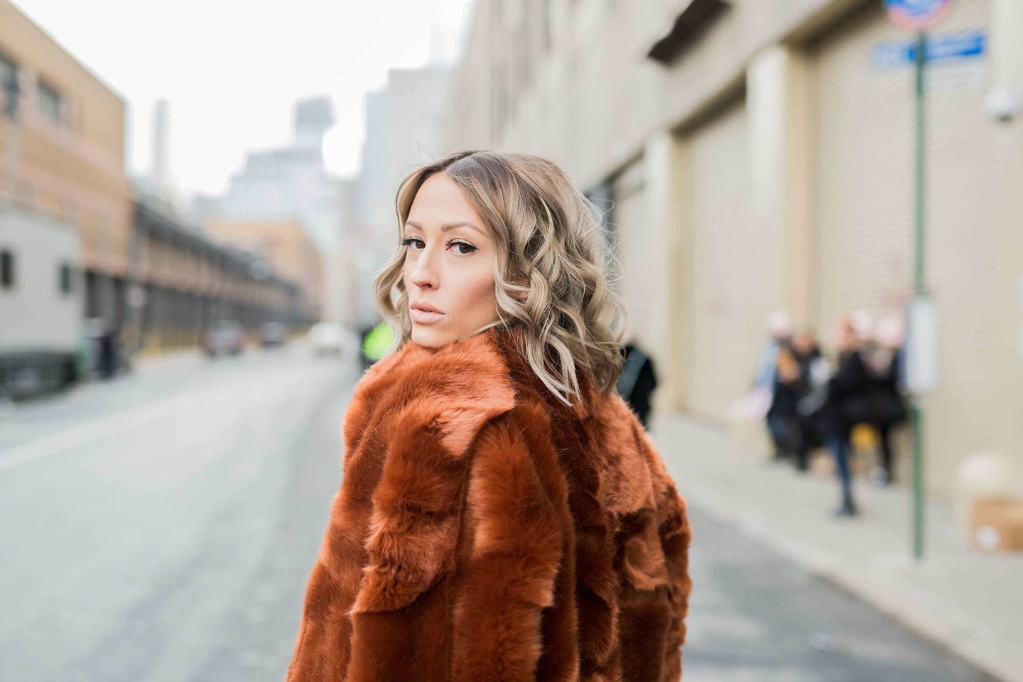 Hoc beauty blogger cach tao kieu toc dep cho nang nhan ngay Valentine hinh anh