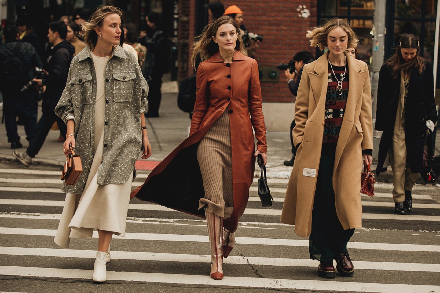 Tuan le thoi trang Thu - Dong 2019: New York am ap cung tong mau nau hinh anh