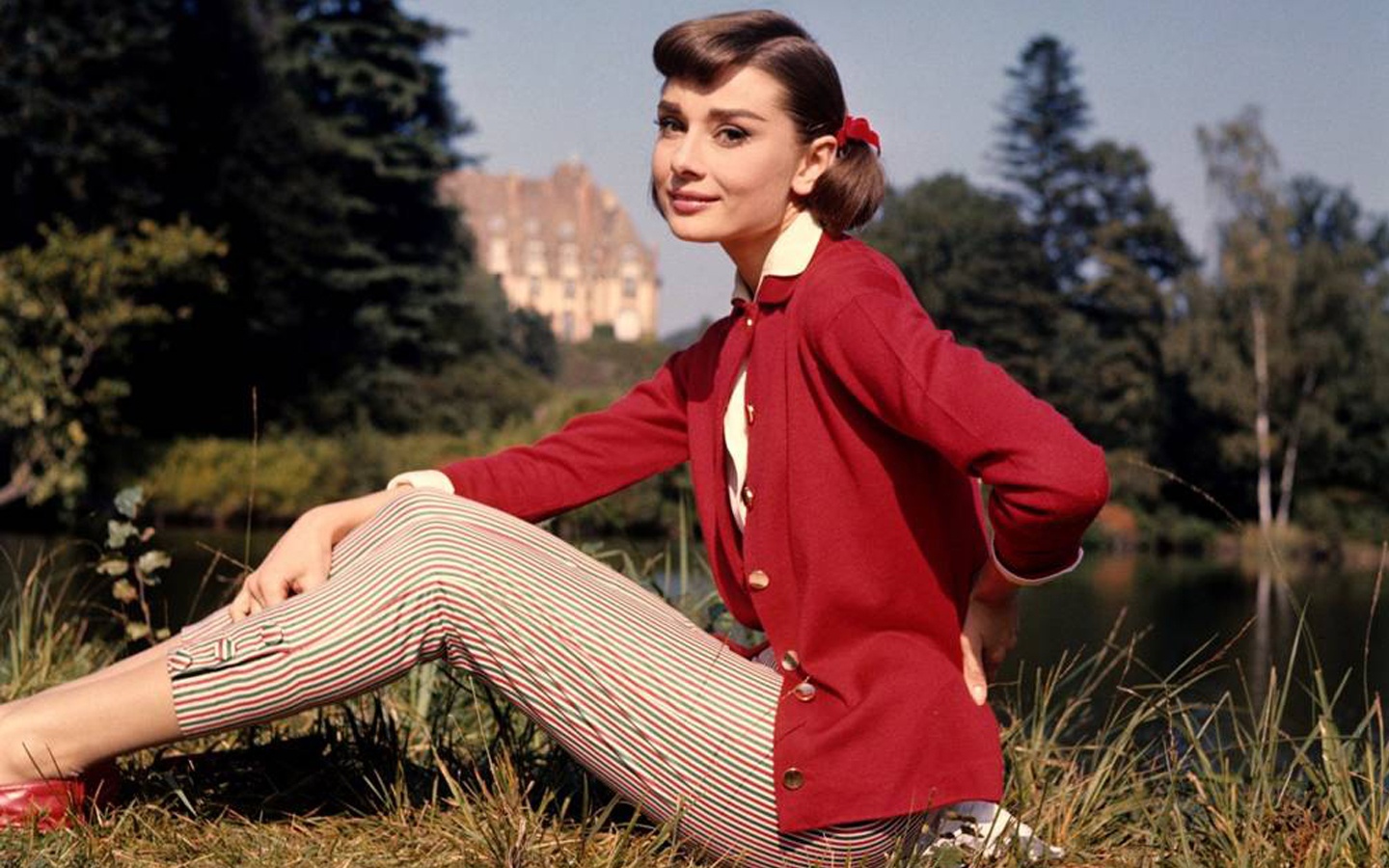 'Copy' phong cach thoi trang cua Audrey Hepburn de mac dep quanh nam hinh anh