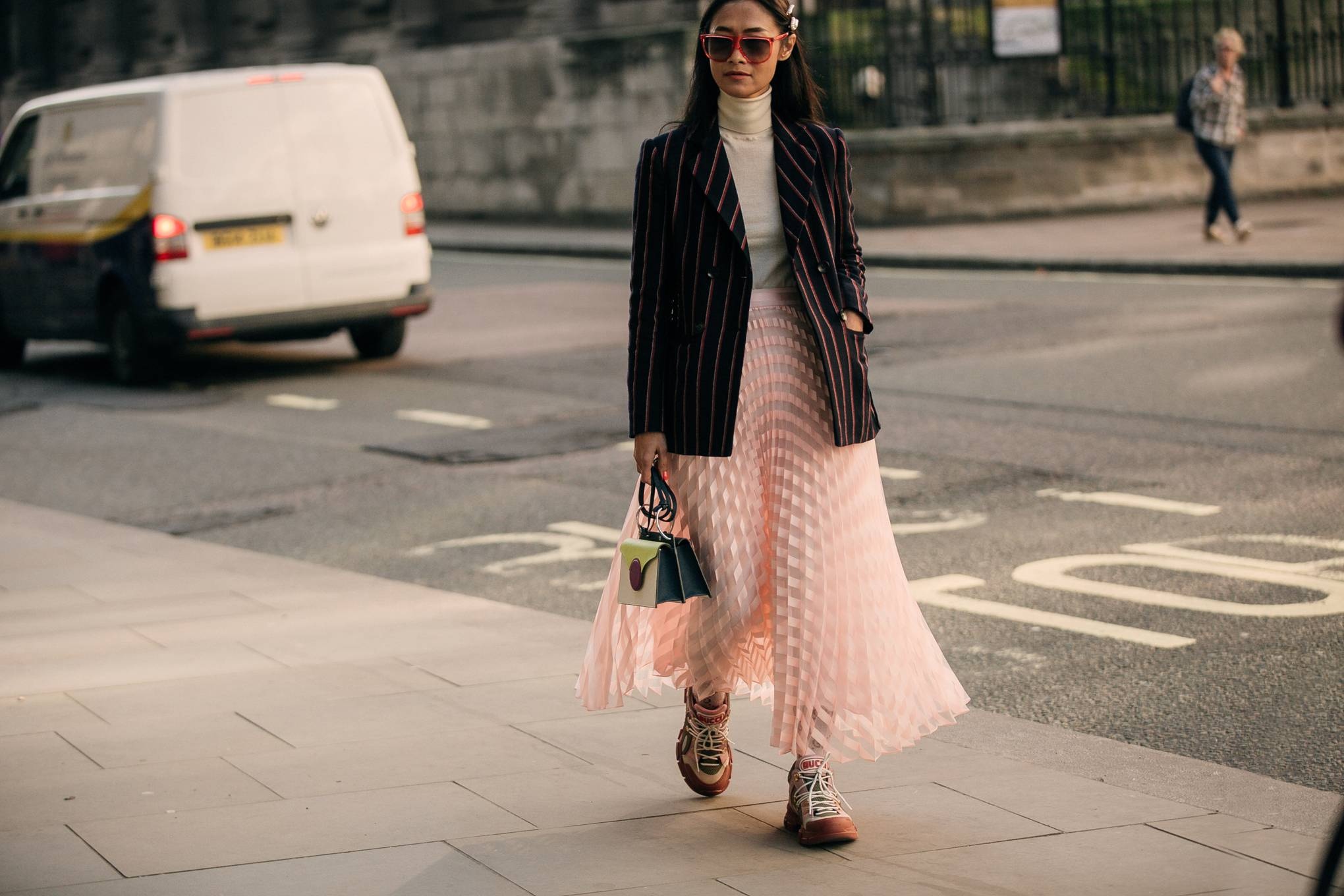 Muon cach phoi ao blazer tu street style tai tuan le thoi trang London hinh anh