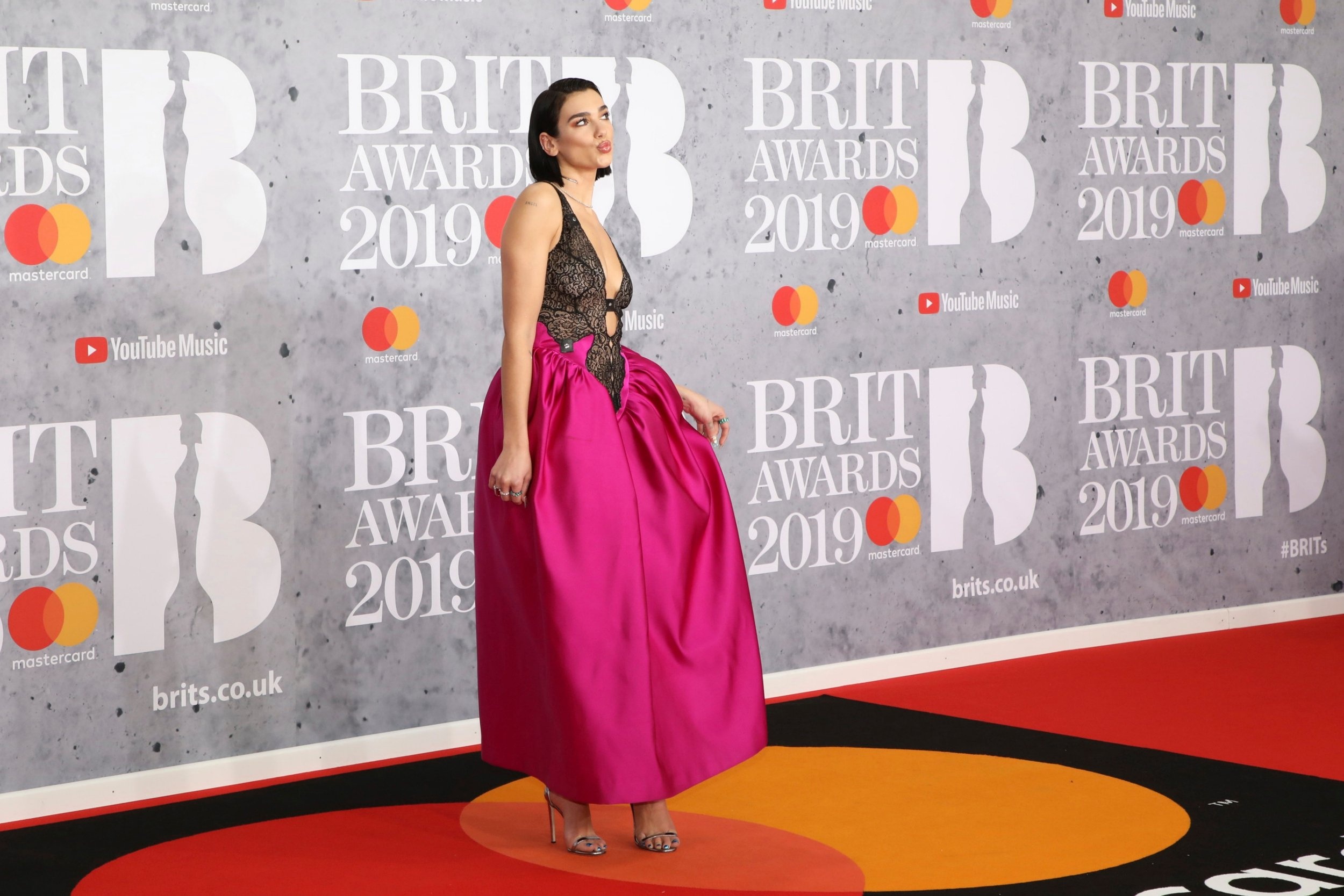 Dan sao hang dau Anh quoc quy tu tai le trao giai Brit Awards 2019 hinh anh