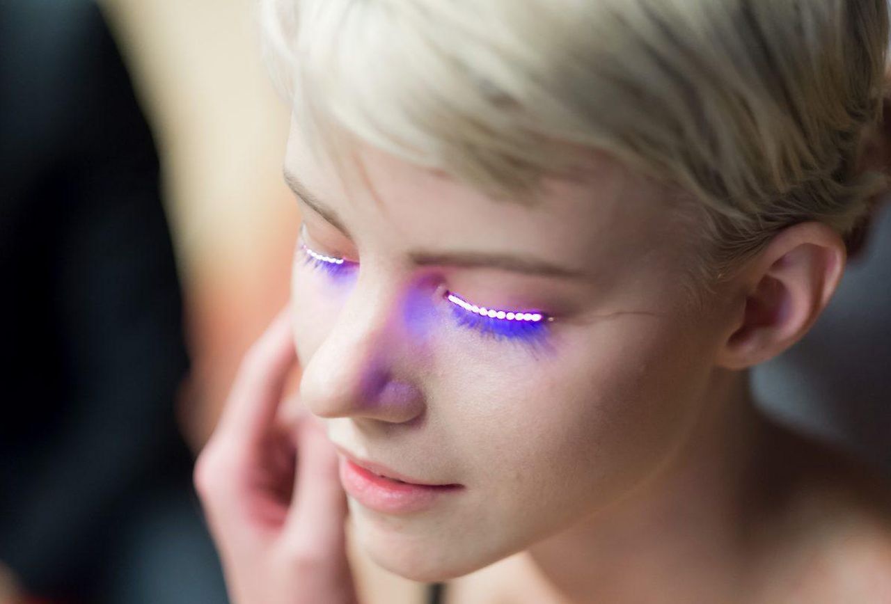 đèn LED gắn mi dưới ảnh 2 den LED gan mi duoi anh 2