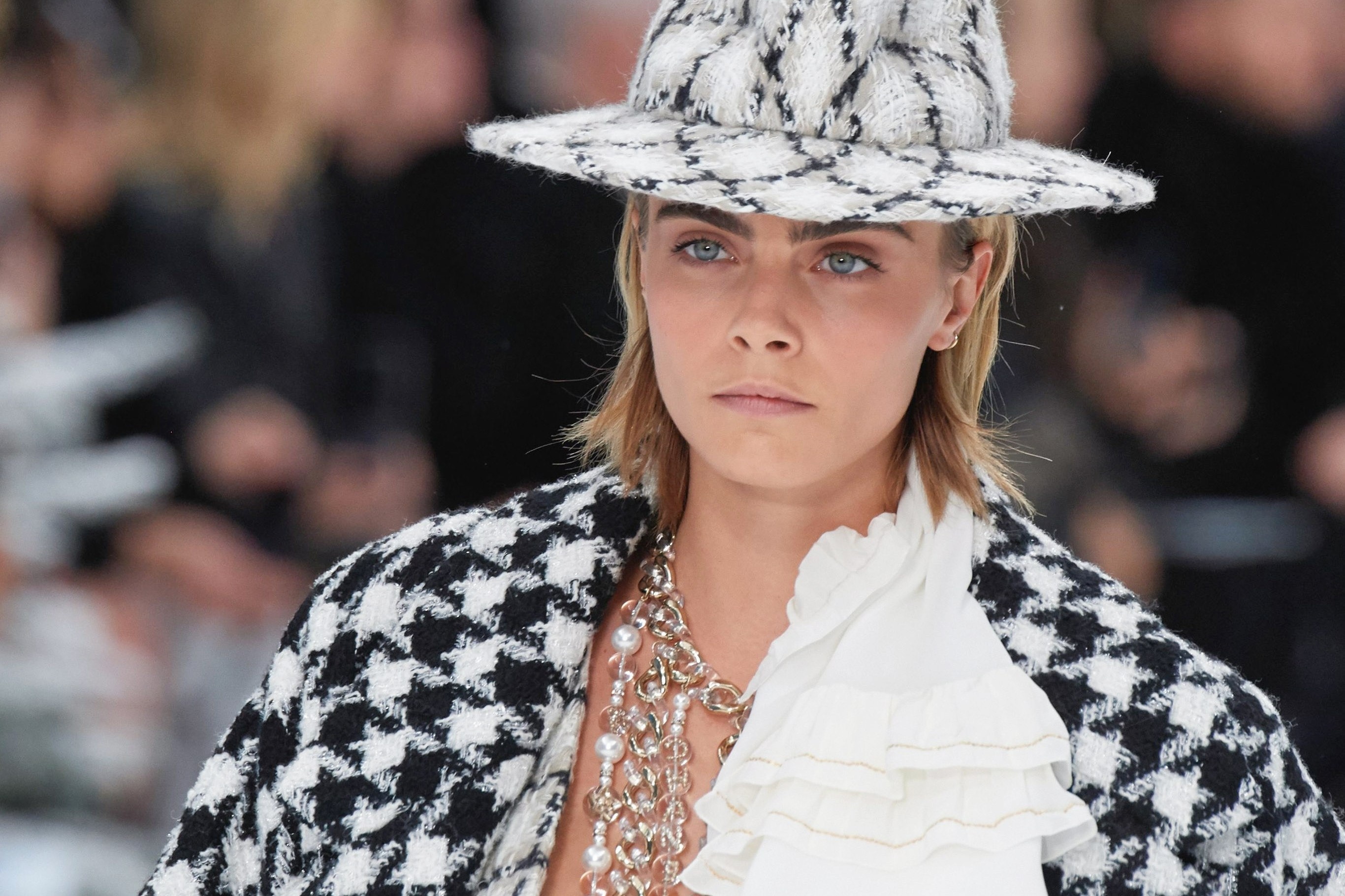 Chanel lang xe mu fedora - phu kien yeu thich cua Karl Lagerfeld hinh anh