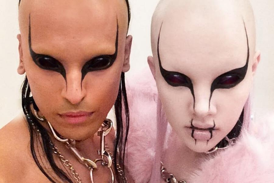 Doi ban co gu thoi trang quai di va quan niem ve cai dep la lung hinh anh