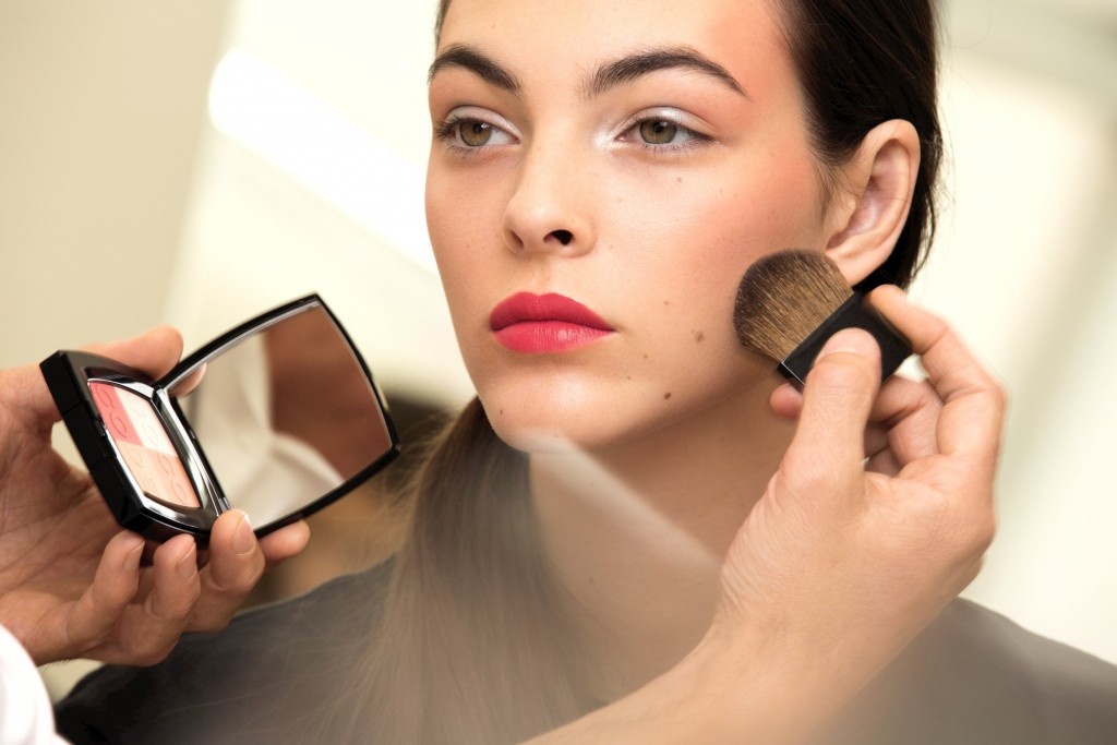Tro thanh chuyen gia khac phuc loi makeup trong tich tac hinh anh
