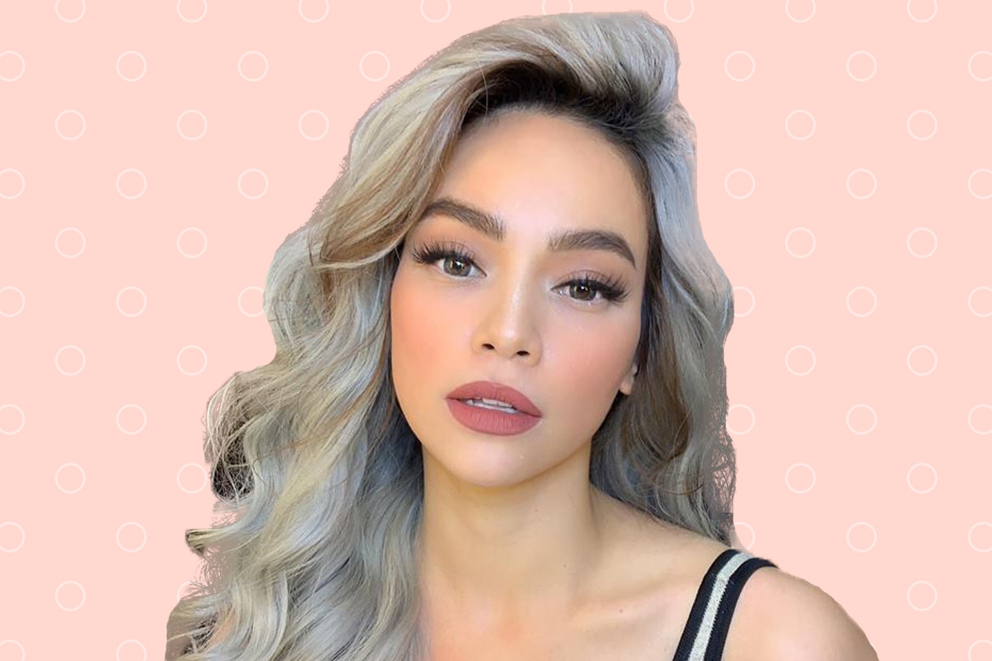 Ha Ho noi bat va sanh dieu hon voi kieu toc mau xam khoi hinh anh