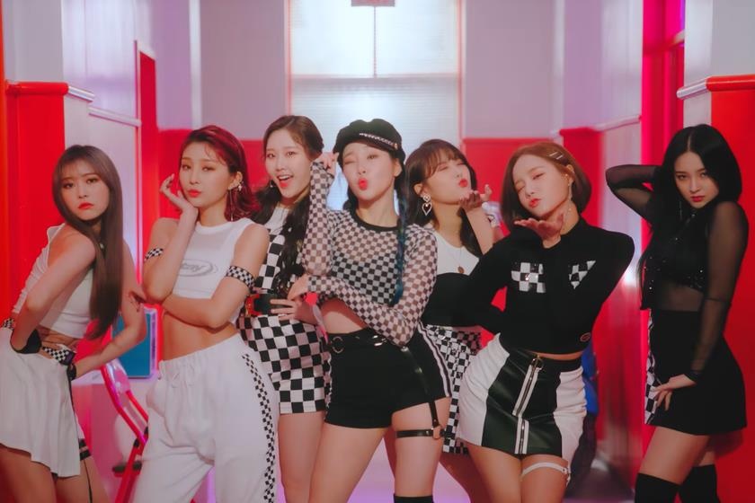 Momoland thay doi 180 do trong trang phuc bo sat day quyen ru hinh anh