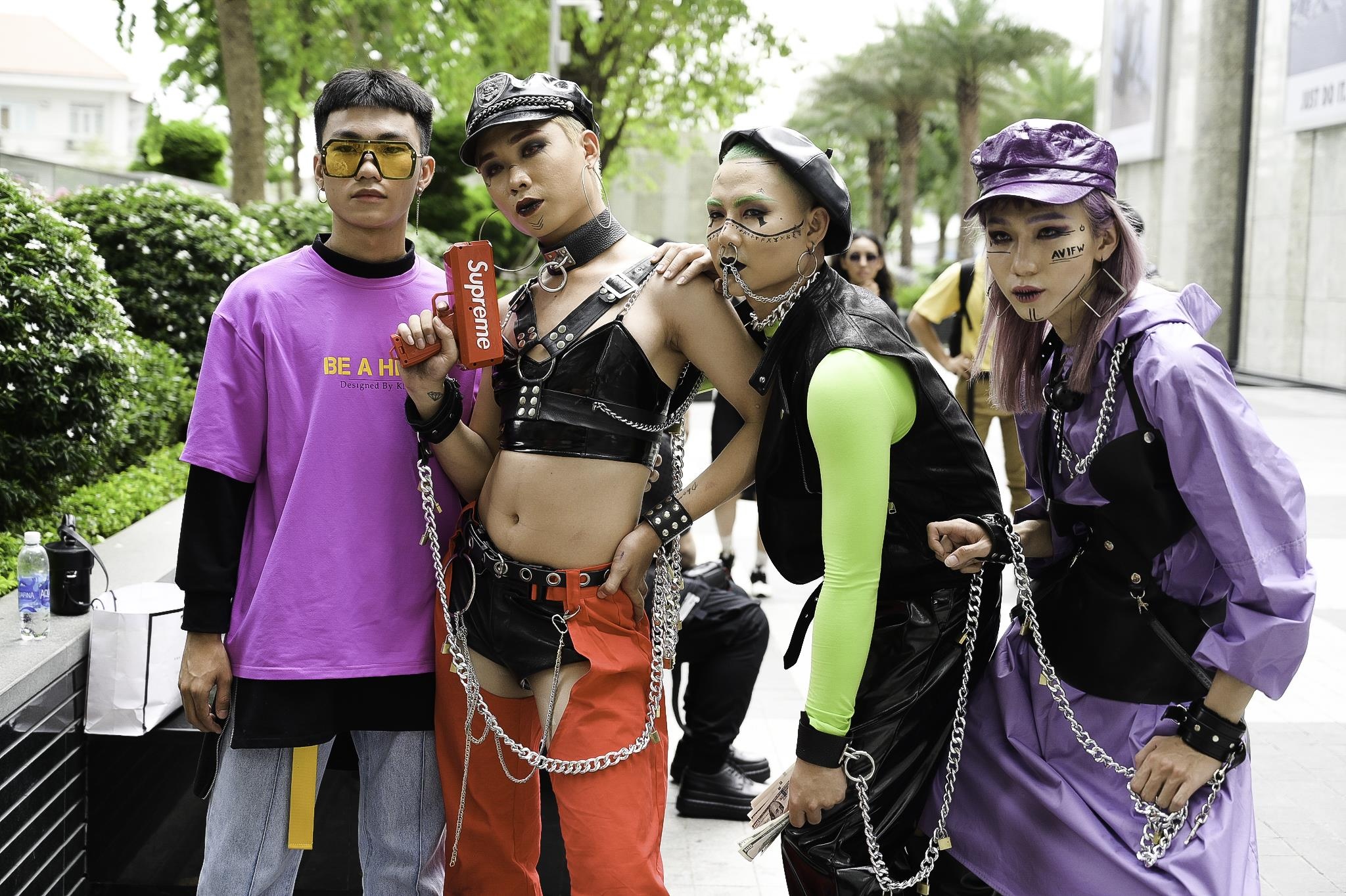 Cang bi 'nem da', cac tham hoa thoi trang tai VIFW 2019 cang lam lo hinh anh