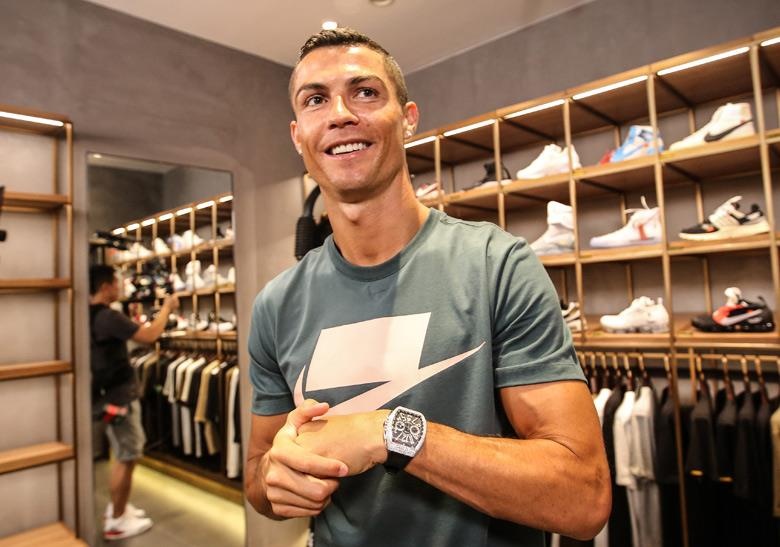 Y nghia sau xa cua cac doi sneakers ma Cristiano Ronaldo yeu thich hinh anh