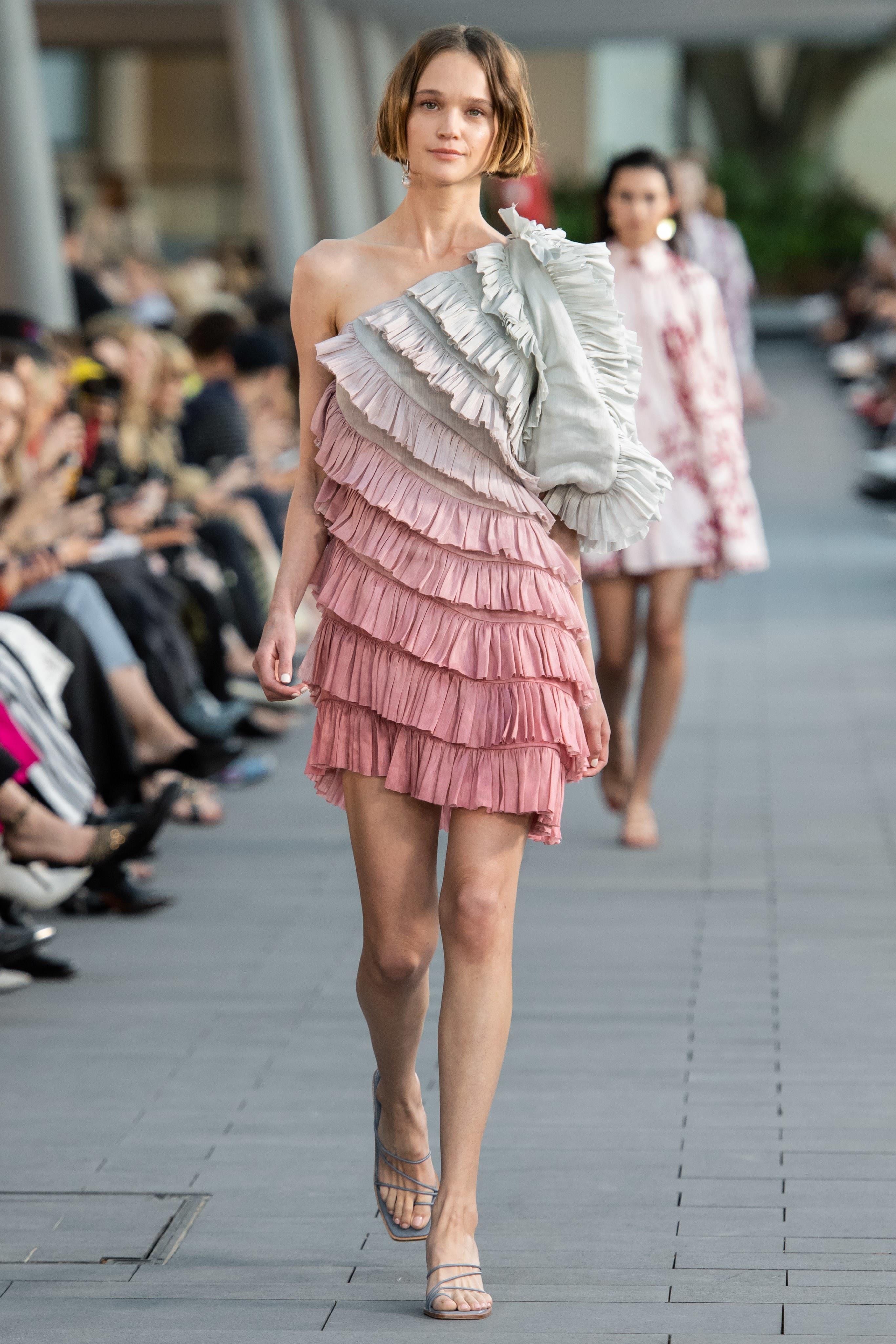 Xu huong thoi trang tren san 2020 anh 2