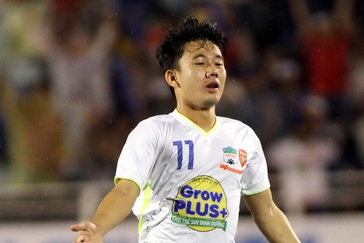 Cu sut phat dep mat cua sao tre HAGL lam tung luoi CLB Quang Nam hinh anh