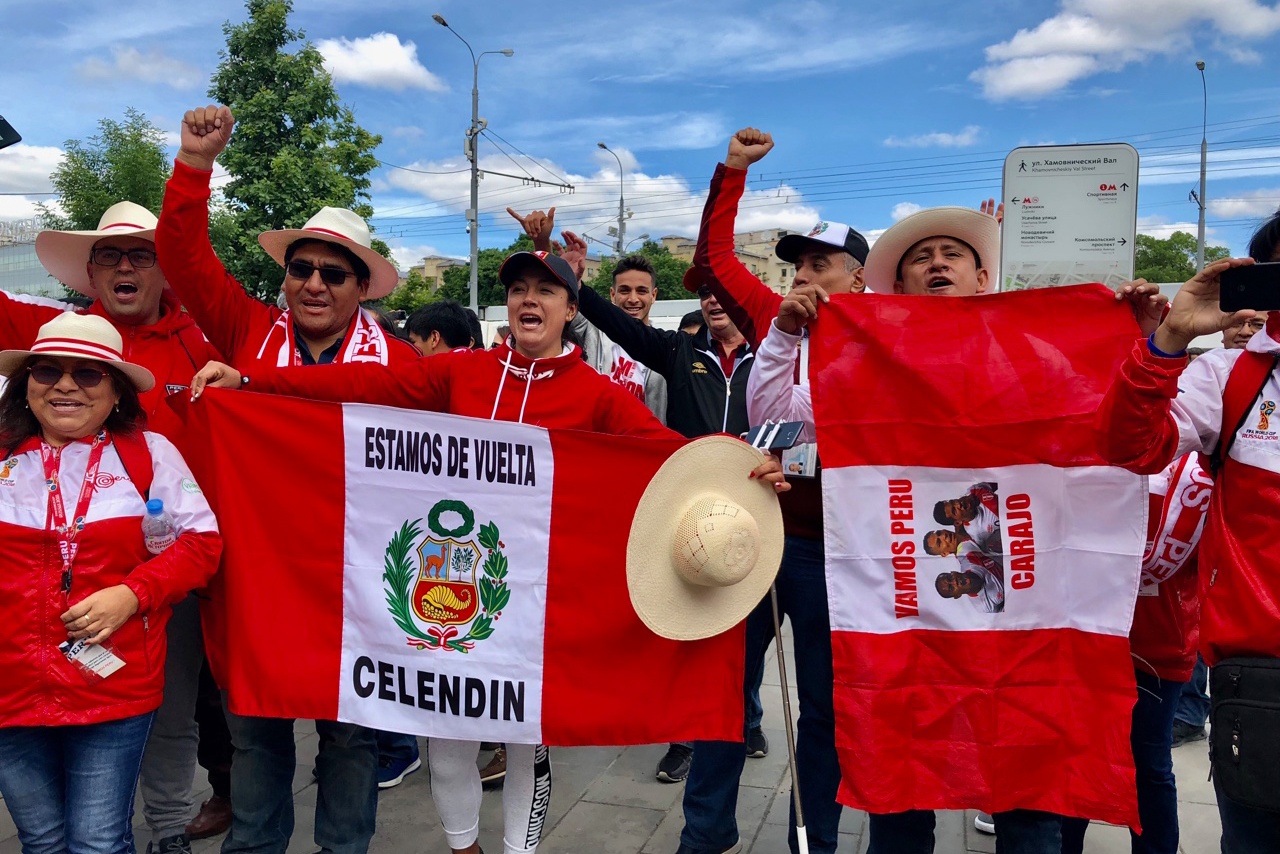 Khong khi soi dong ben ngoai san Luzhniki truoc gio G hinh anh