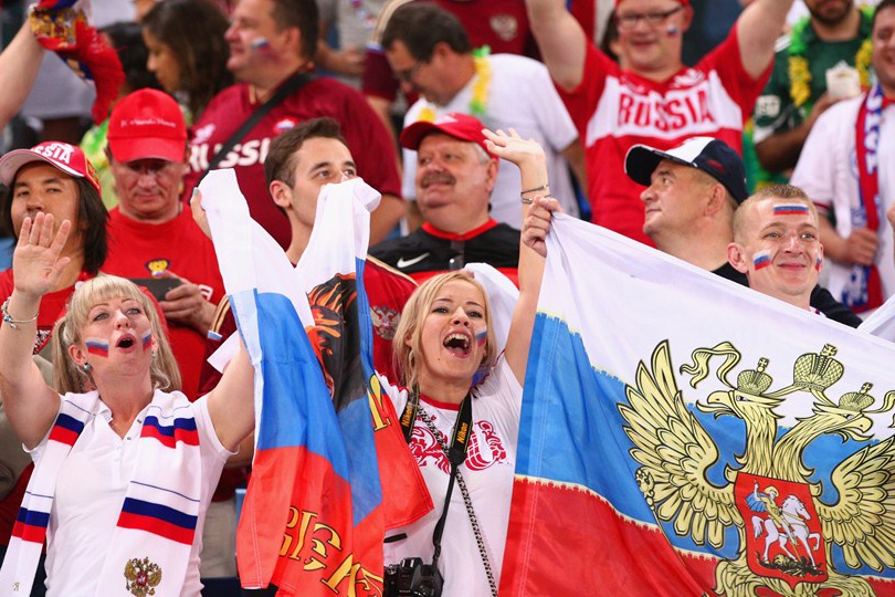 Fan Nga mo hoi sau chien thang cua doi nha hinh anh